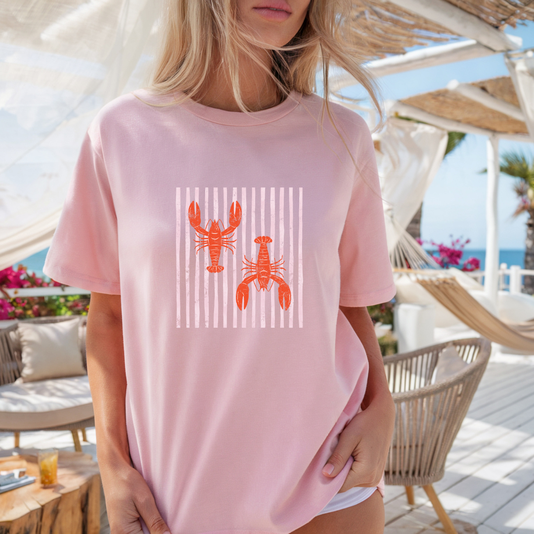 Camiseta casual de corte holgado con cuello redondo, manga corta, 100% Algodón, con gráfico de Langostas y Líneas. Perfecta para el estilo diario.