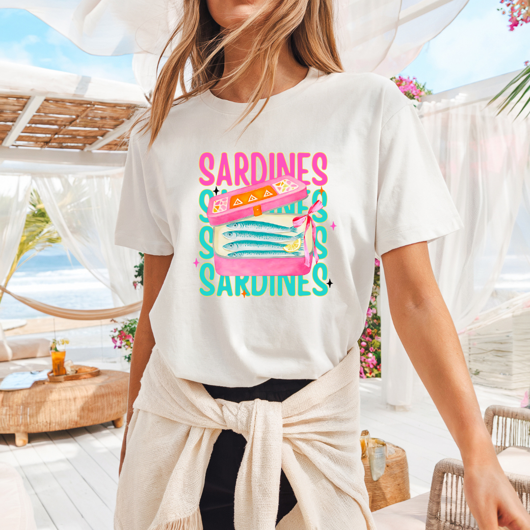 Camiseta casual de corte holgado con cuello redondo, manga corta, 100% Algodón, con gráfico de Sardinas Rosas. Perfecta para el estilo diario.
