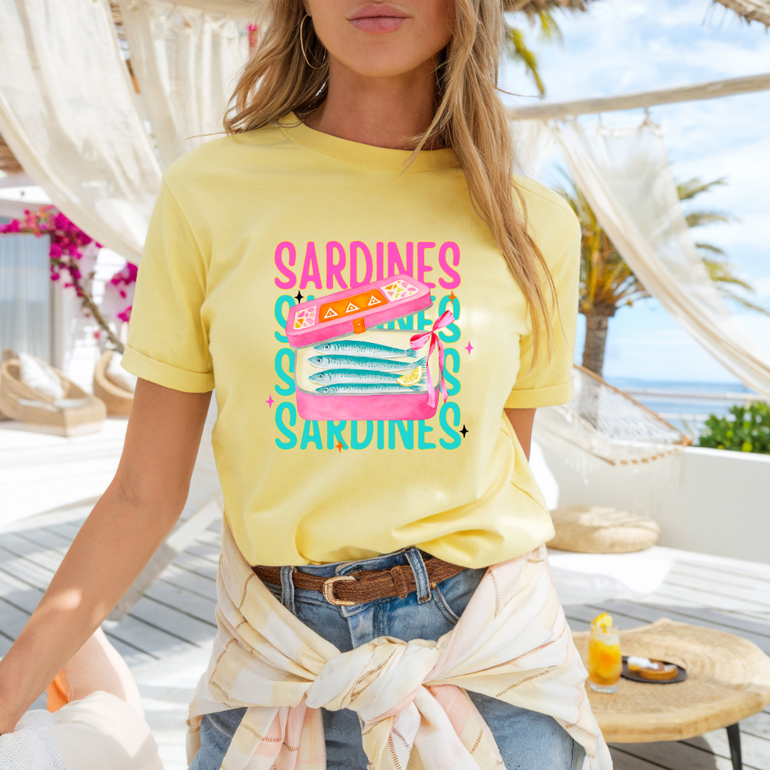 Camiseta casual de corte holgado con cuello redondo, manga corta, 100% Algodón, con gráfico de Sardinas Rosas. Perfecta para el estilo diario.
