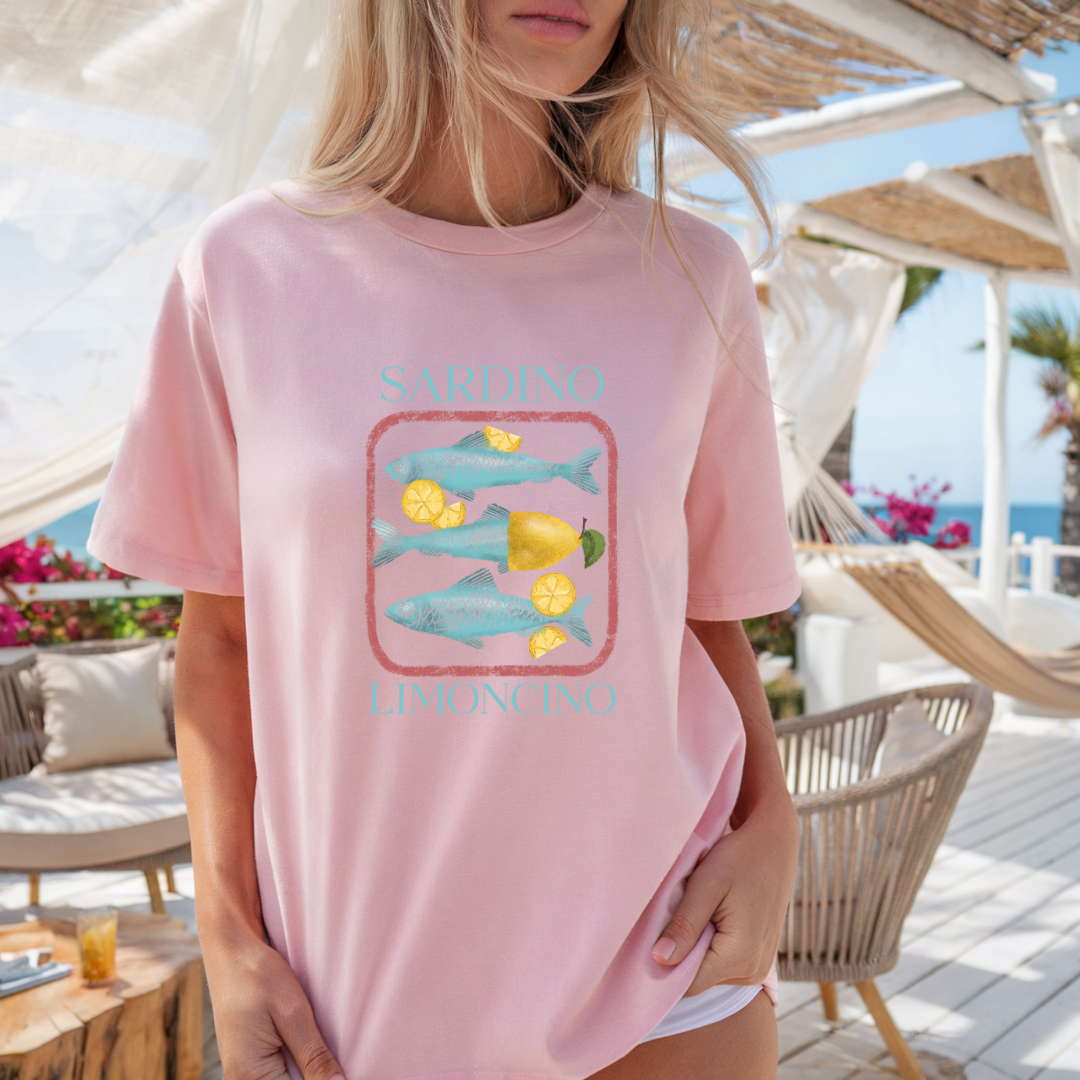 Camiseta casual de corte holgado con cuello redondo, manga corta, 100% Algodón, con gráfico de Sardino. Perfecta para el estilo diario.